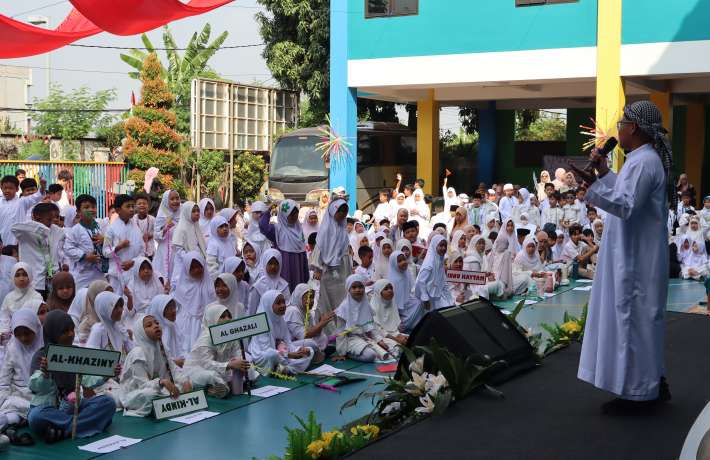 Santri belajar bersama pengajar